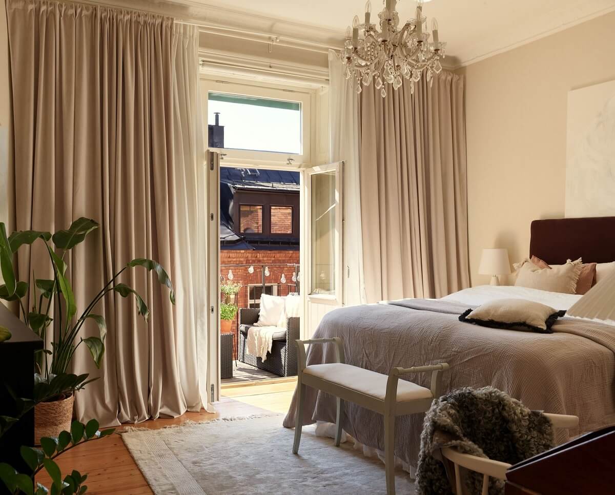 Características de época e cores claras em um apartamento de um quarto 8 charmoso quarto com varanda e piso de madeira