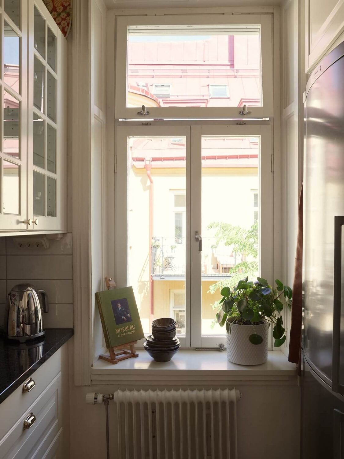 Características de época e cores claras em um apartamento de um quarto 7 janela da cozinha