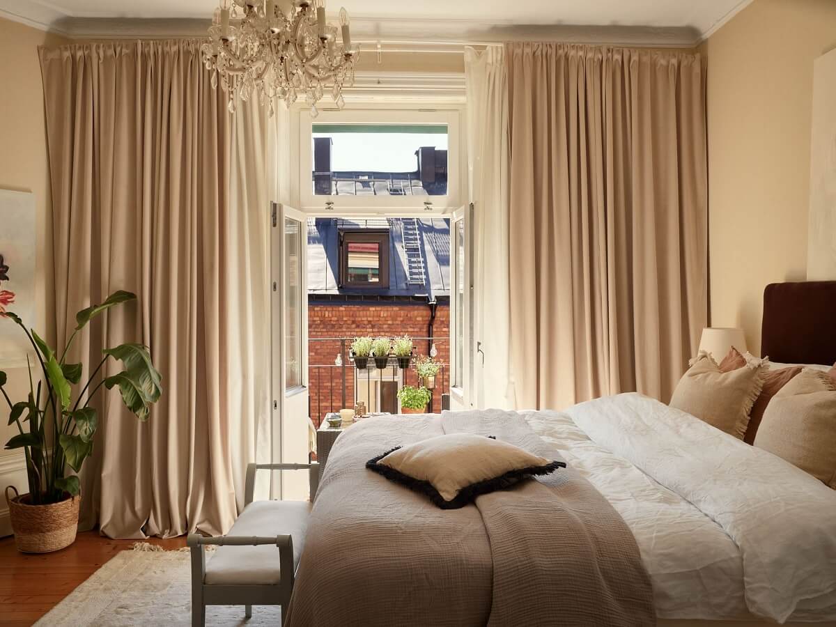 Características de época e cores claras em um apartamento de um quarto 12 quarto com varanda