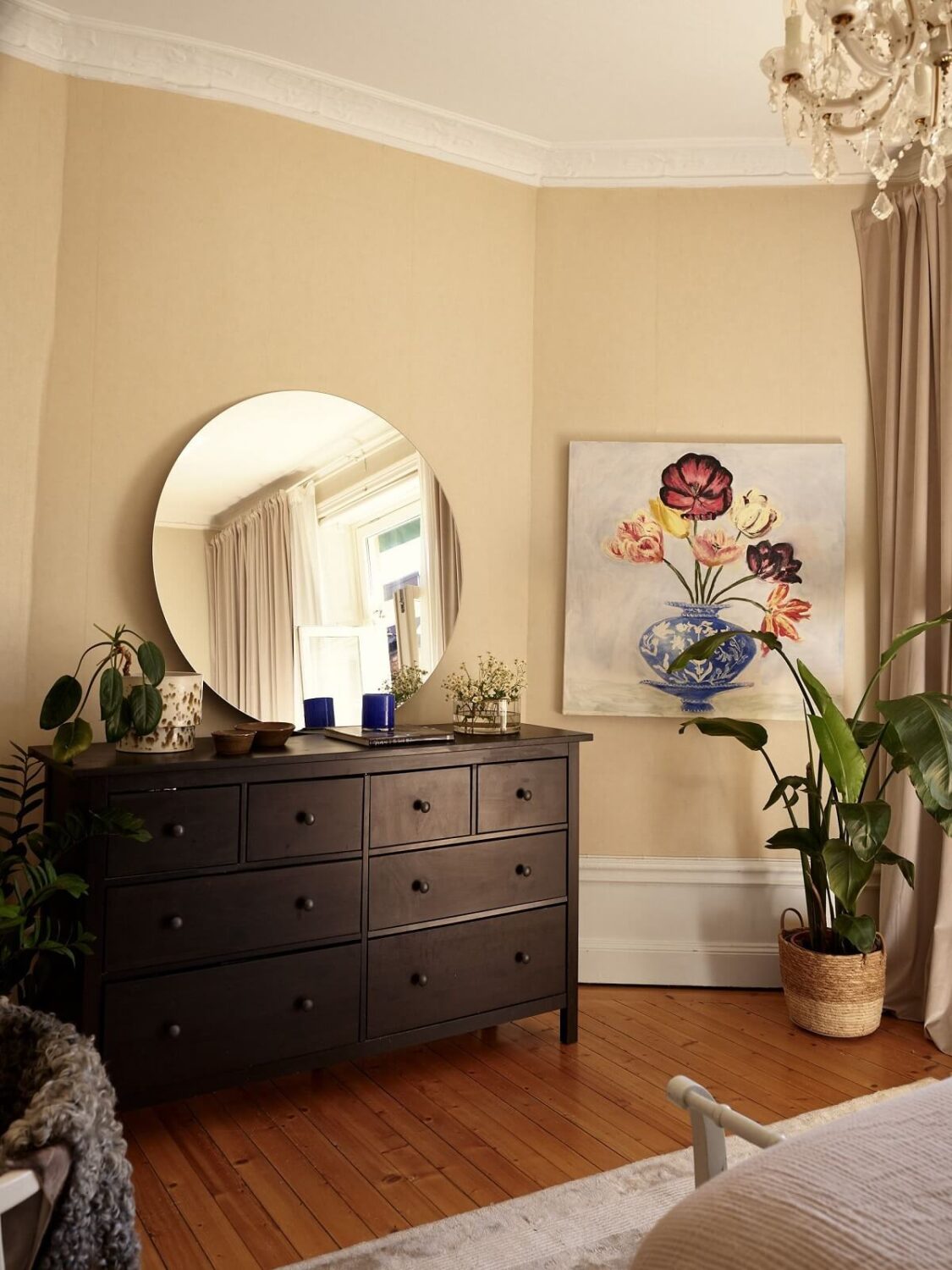 Características de época e cores claras em um apartamento de um quarto 11 quarto com paredes bege e piso de madeira