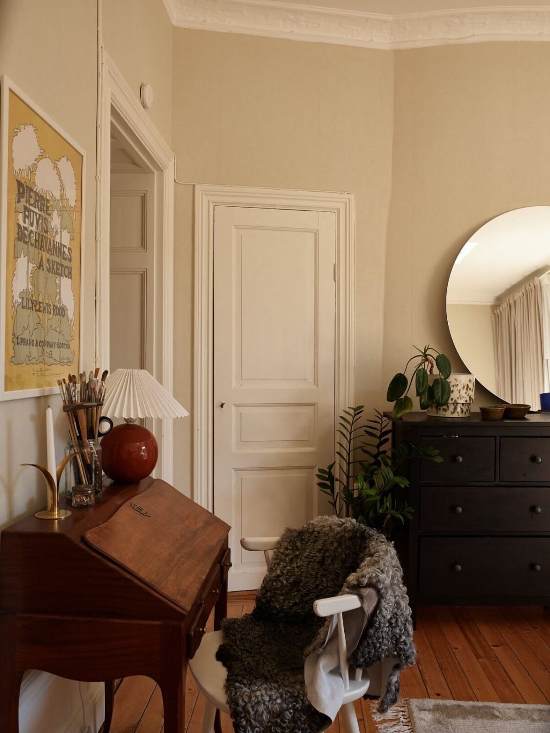 Características de época e cores claras em um apartamento de um quarto 10 mesa vintage para banheiro