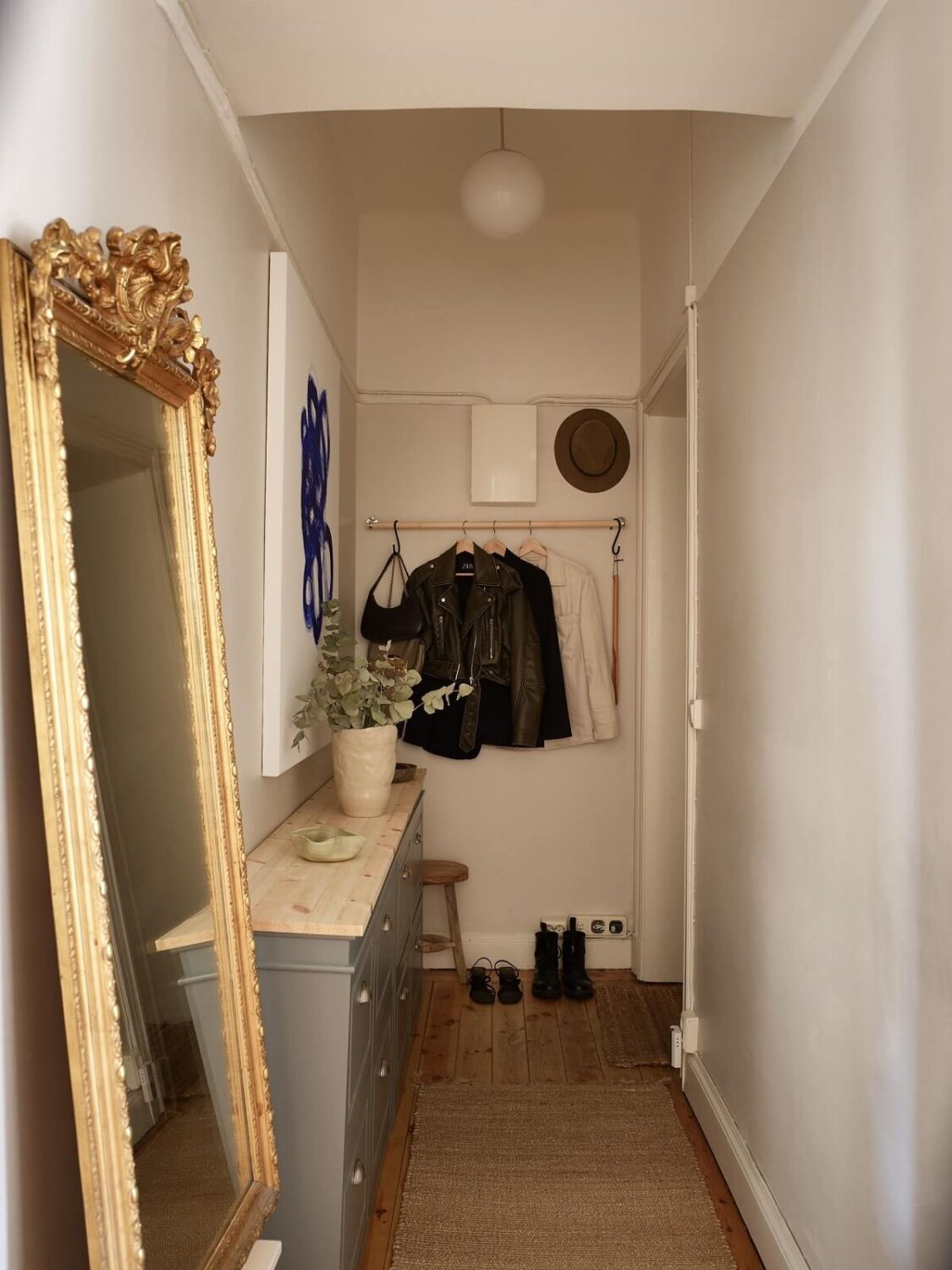 Características de época e cores claras em um apartamento de um quarto 17 corredor com armários estreitos