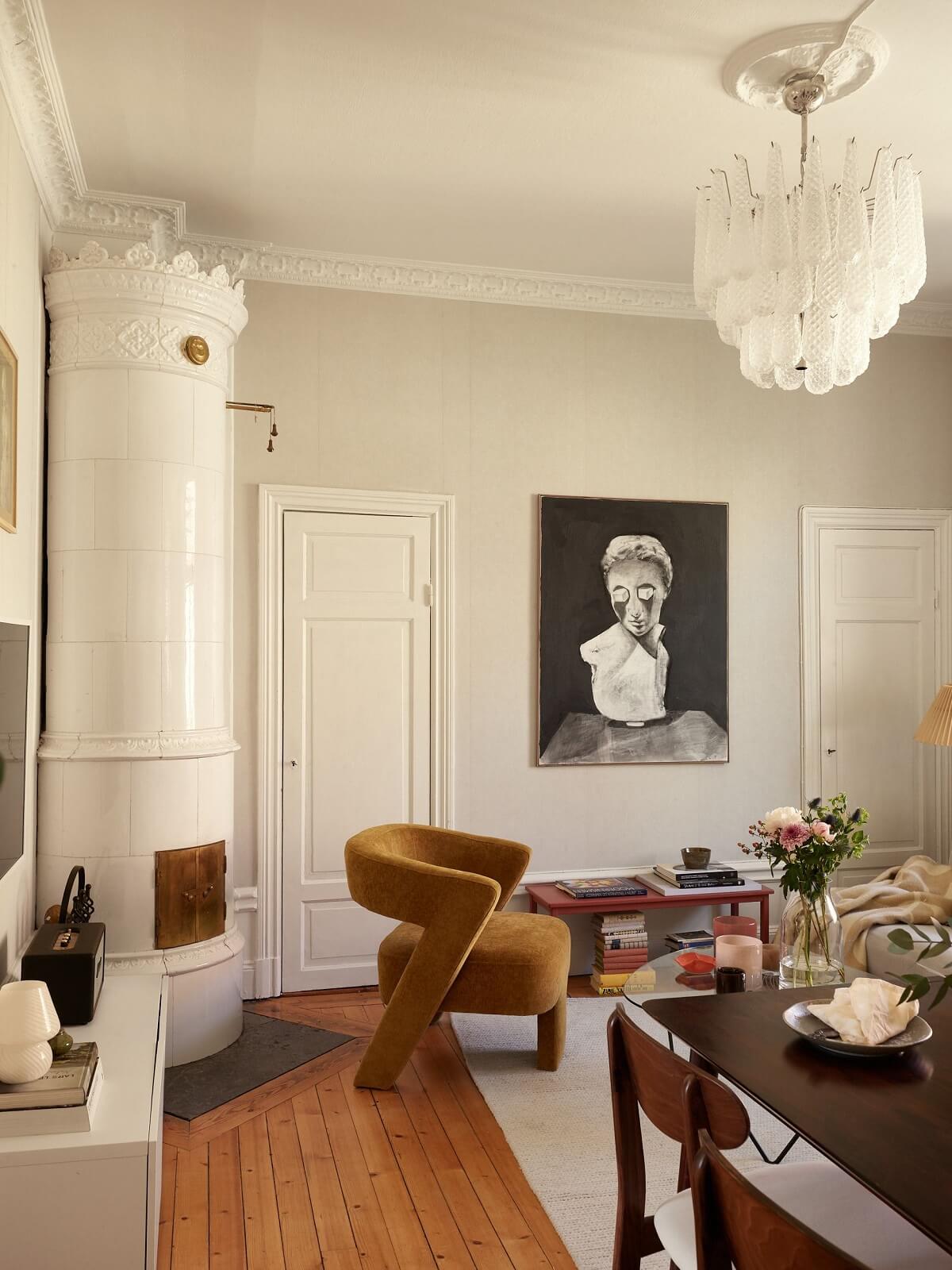 Características de época e cores claras em um apartamento de um quarto